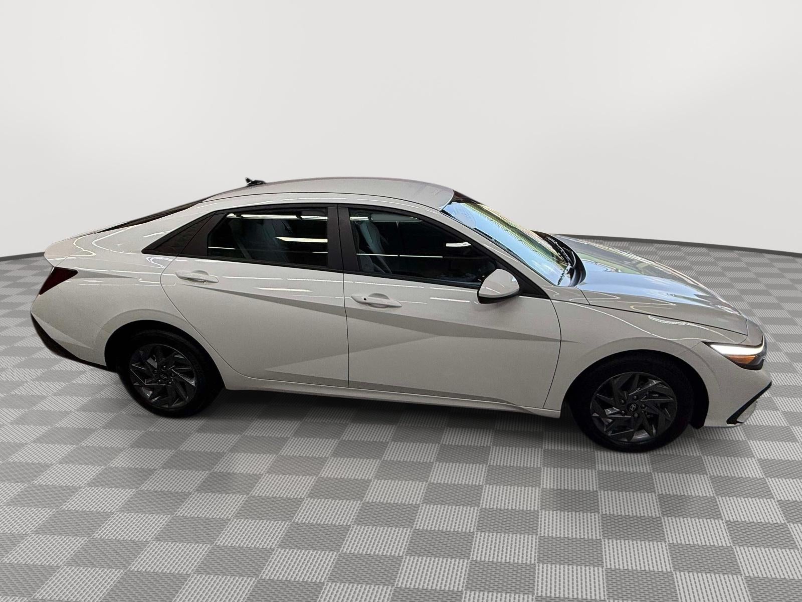 2024 Hyundai Elantra SEL - Photo 11