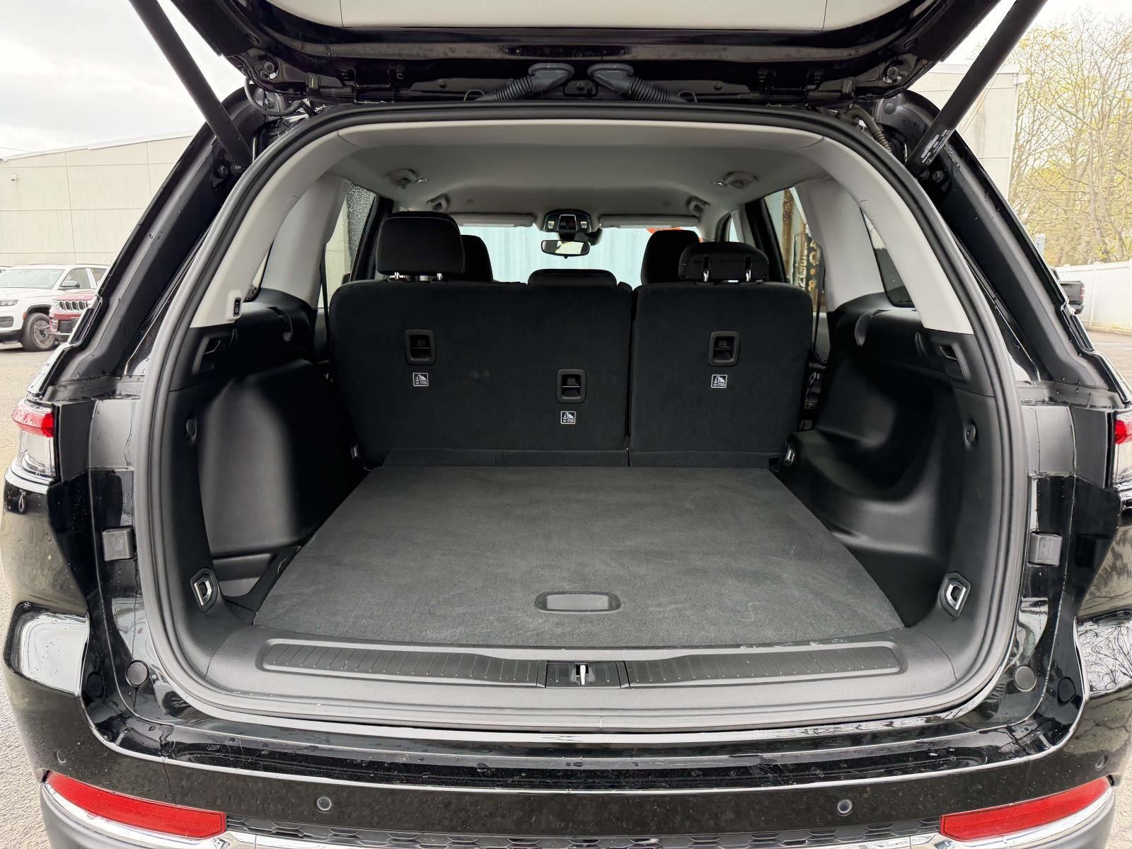 2023 Jeep Grand Cherokee Laredo 4x4