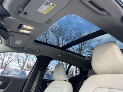 2023 Volvo XC40 B5 Ultimate Bright Theme