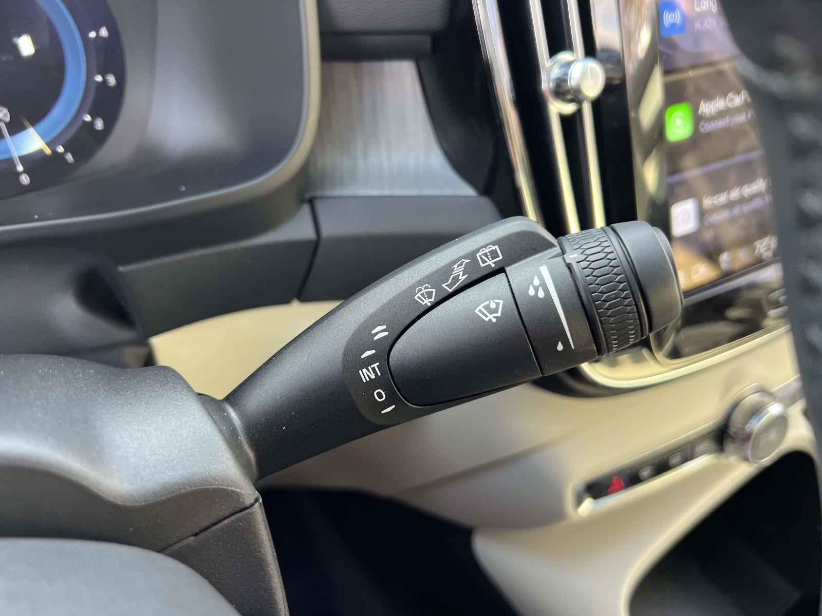 2023 Volvo XC40 B5 Ultimate Bright Theme