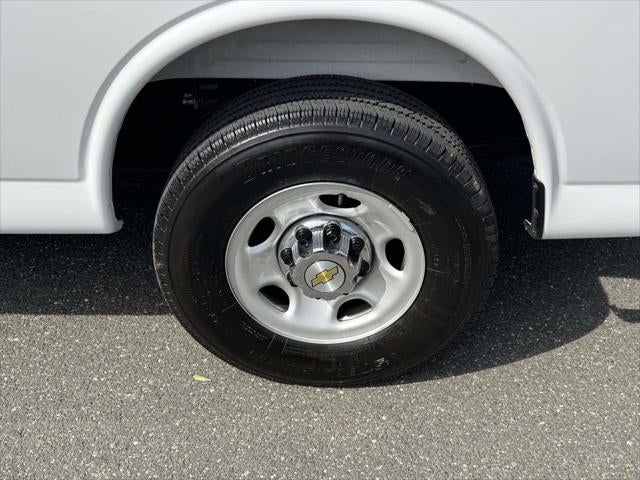 2025 Chevrolet Express Passenger 1LT