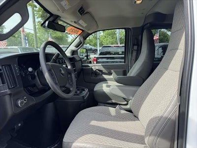 2025 Chevrolet Express Passenger 1LT